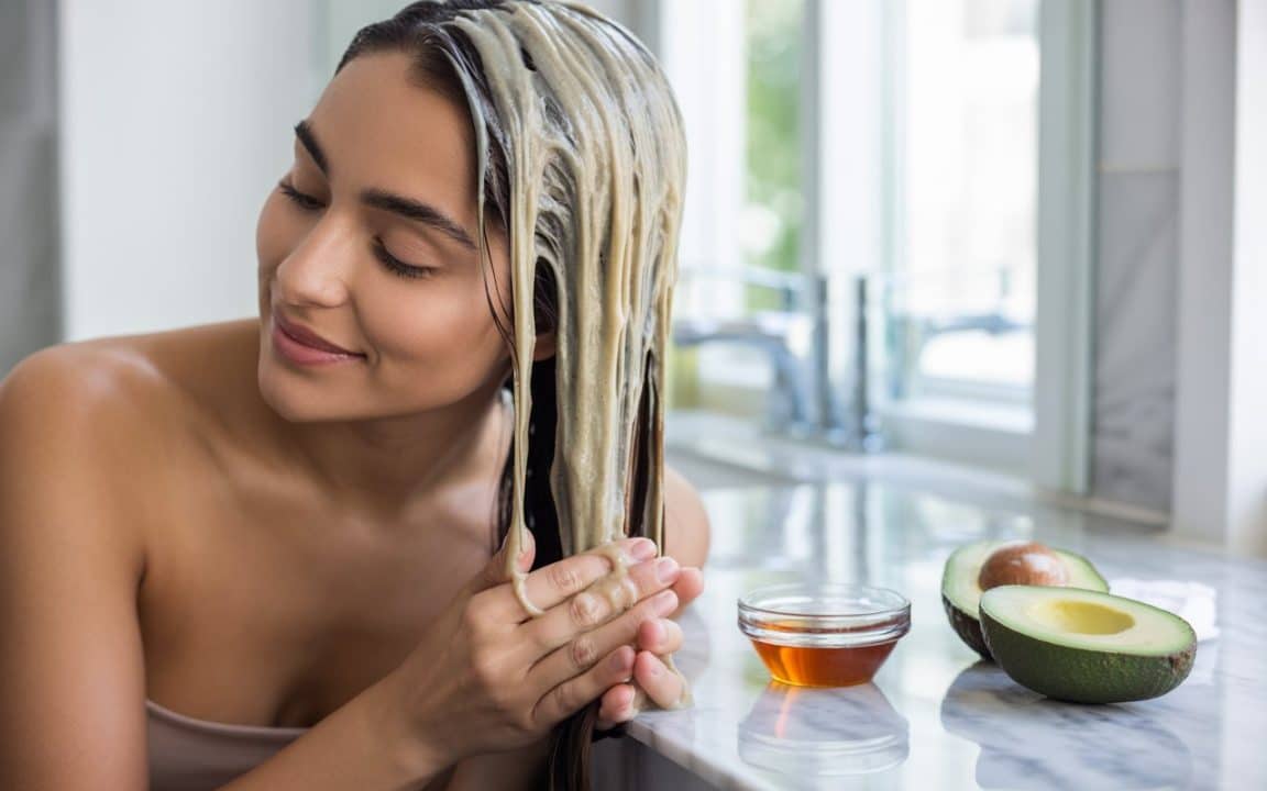 descubra uma máscara capilar caseira com 3 ingredientes simples que proporciona brilho intenso e hidratação profunda para seus cabelos.