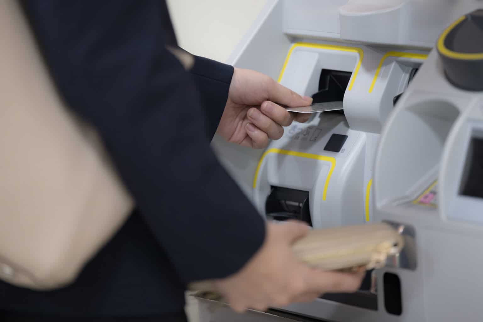 Solução quando a máquina automática retém o seu cartão