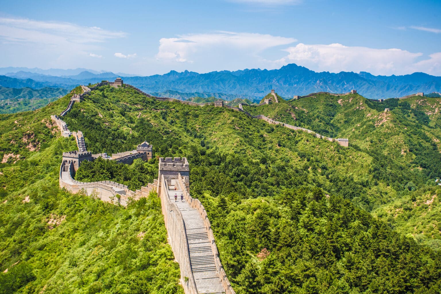 Um rapaz chinês de 14 anos dá uma lição de tecnologia para irrigar a Grande Muralha Verde