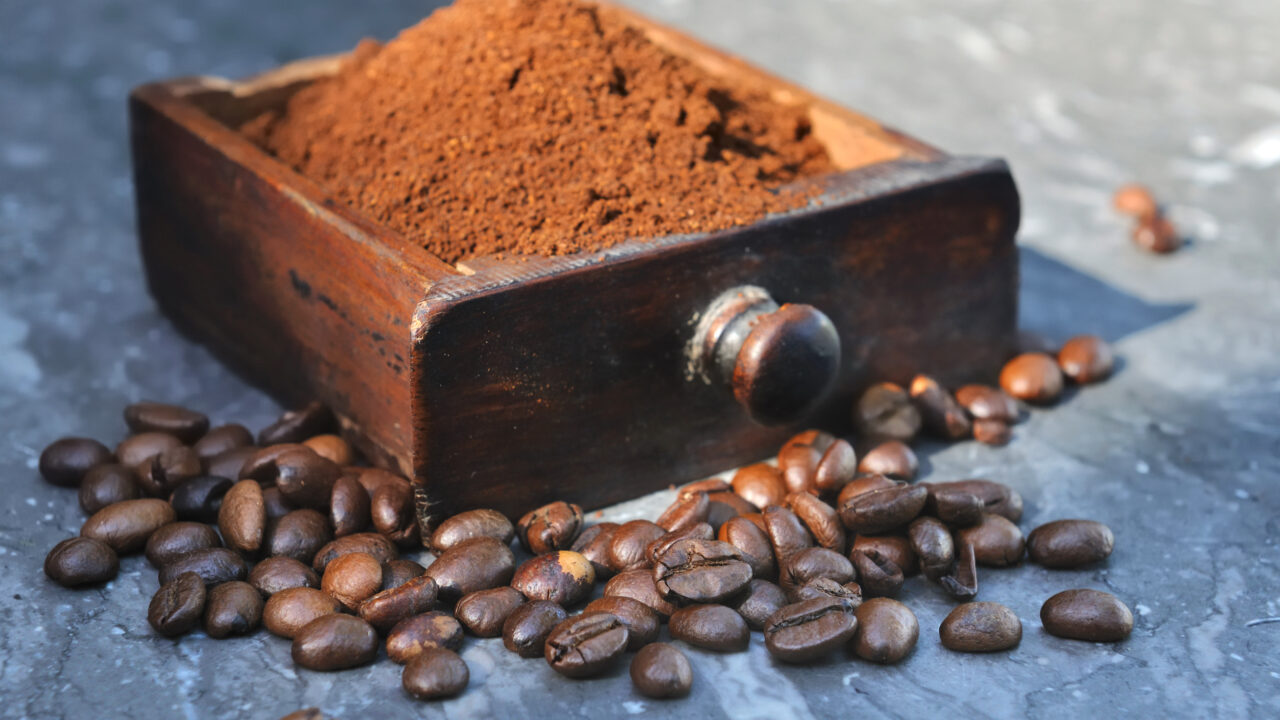 Onde colocar um recipiente com café moído para atrair riqueza