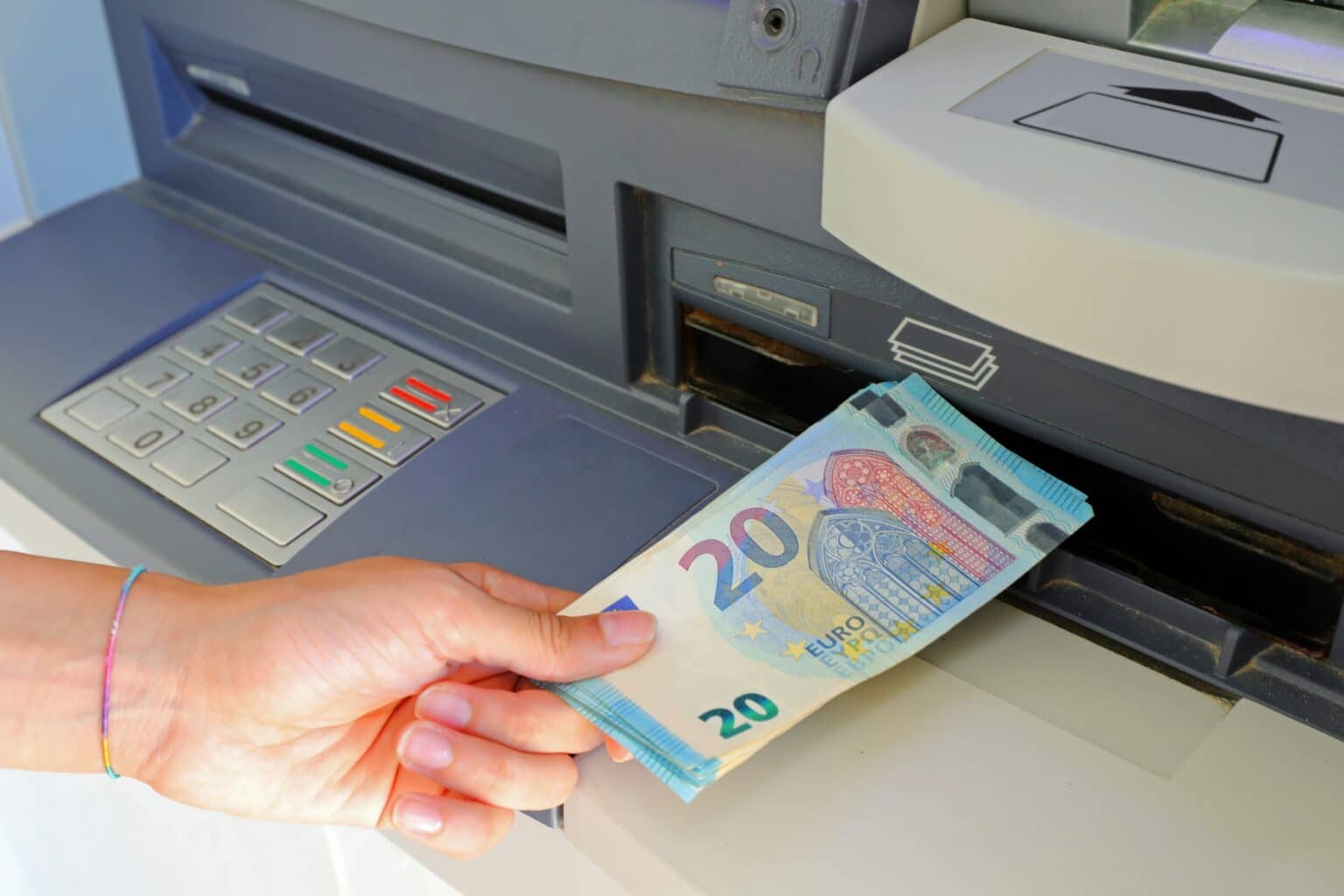 novos montantes para levantamentos em caixas automáticas no estrangeiro