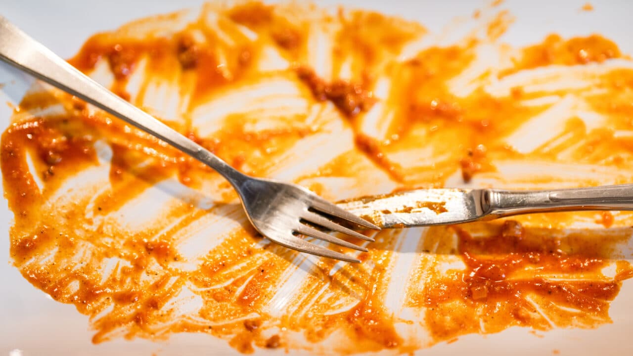 remover manchas difíceis da porcelana