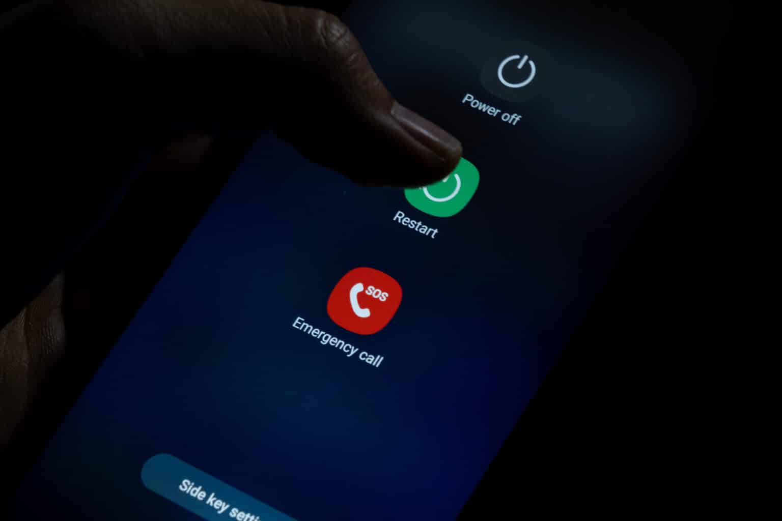 Por que é necessário reiniciar ou desligar o telemóvel para se proteger?