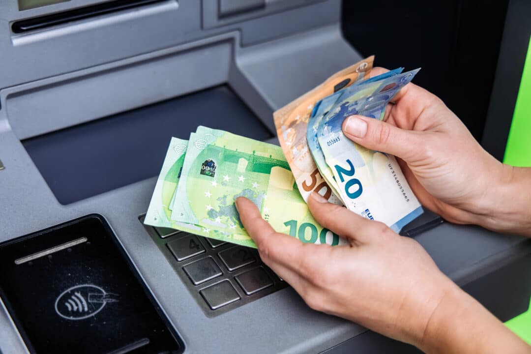 limite de levantamentos em caixas automáticas por dia.